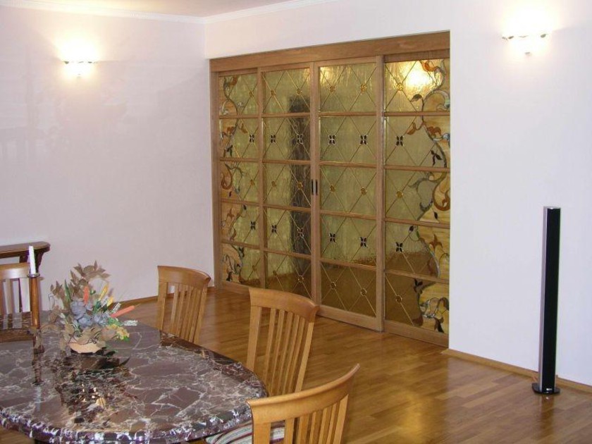 Перегородка для гостиной с цветным стеклом и декоративными вставками Михайловка