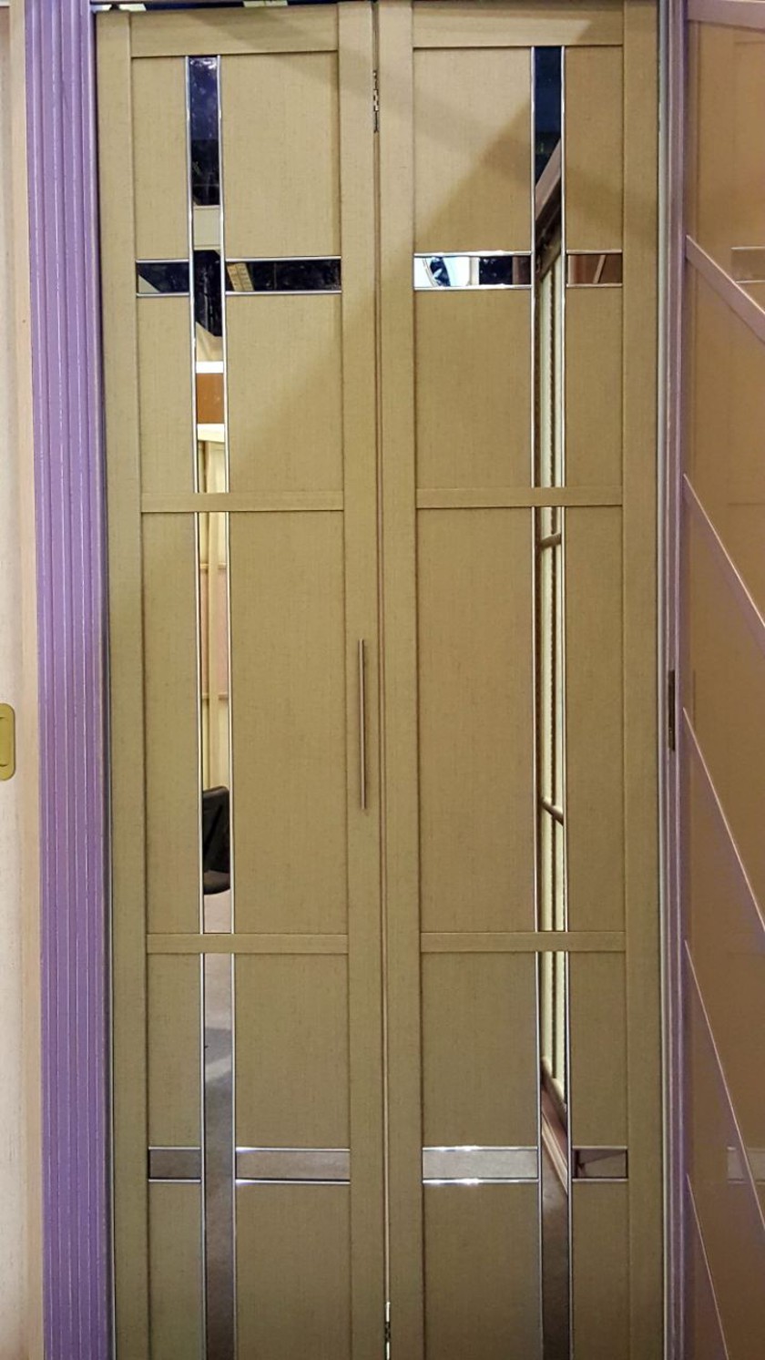 Двери гармошка шпонированные с зеркальным декором Михайловка