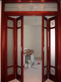 Дверь гармошка с декоративными стеклянными вставками Михайловка